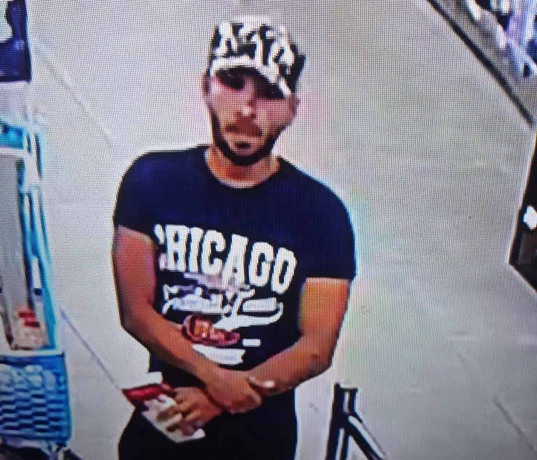 La police demande de l'aide pour identifier et arrêter une personne dans le nord, lui publiant les photos