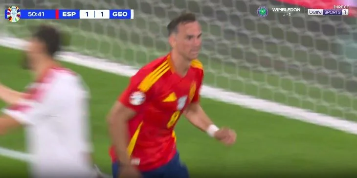 Spanien Shows selbst Riz nimmt den Ball zu Georgiens Netz