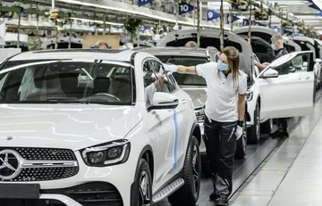 Mercedes gastando grandes sumas de dinero en motores de gas y petróleo