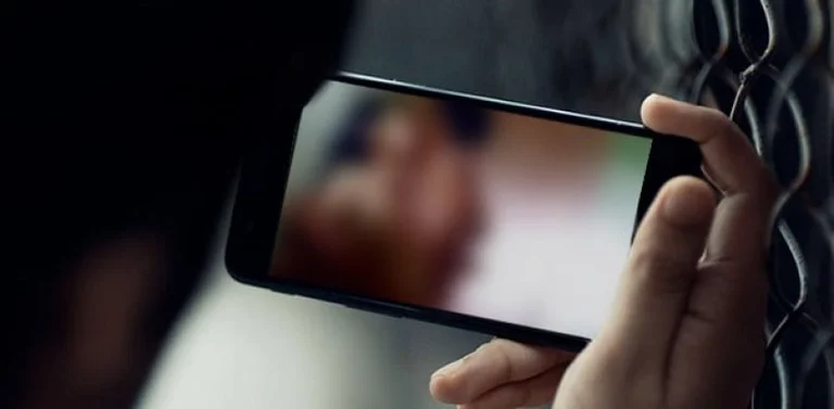 Ja çfarë i shkakton pornografia trurit tuaj