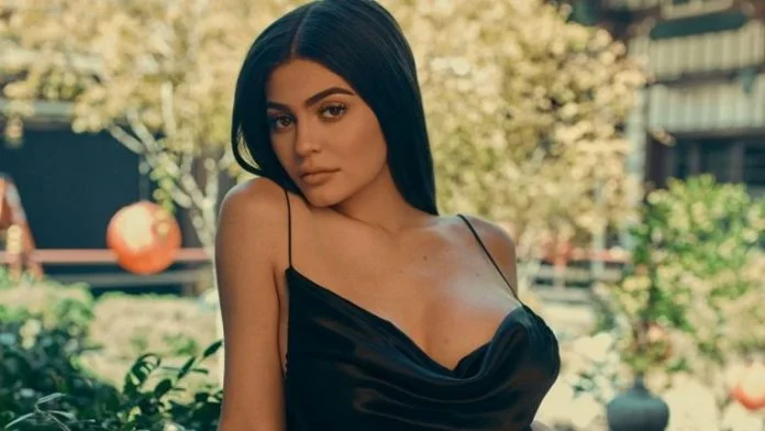 Kylie nuk i ndalon fotot me fustanin e ngushtë, kësaj radhe pozon nga prapa