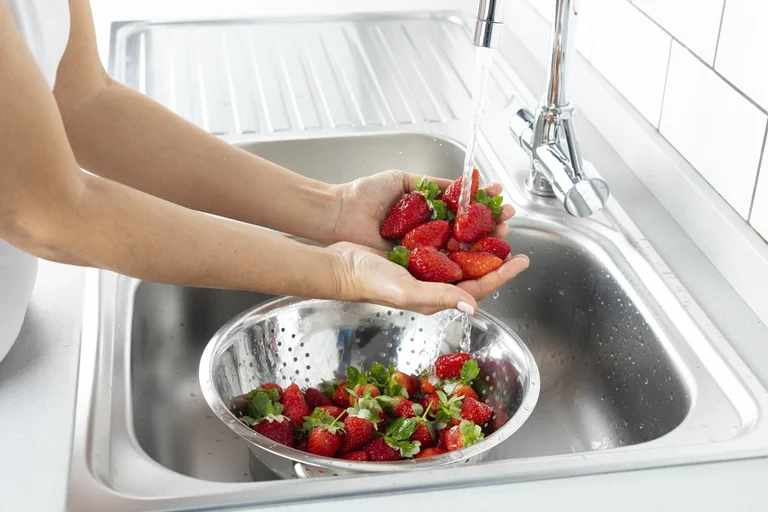 Never eat unwashed strawberries! A dangerous bacteria hide in them