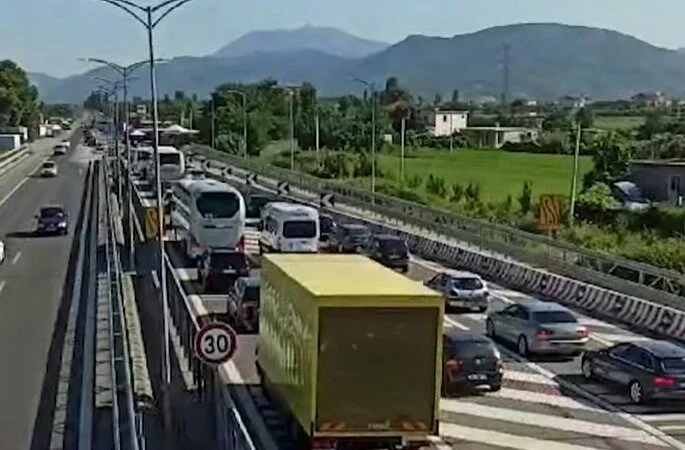 Viaggiatori di alto livello dal Kosovo alla costa