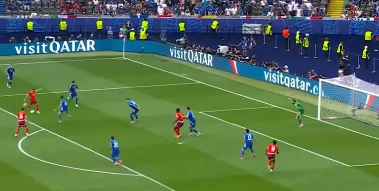 Insanity of its kind, Vargas shocks Italy with a super-player.