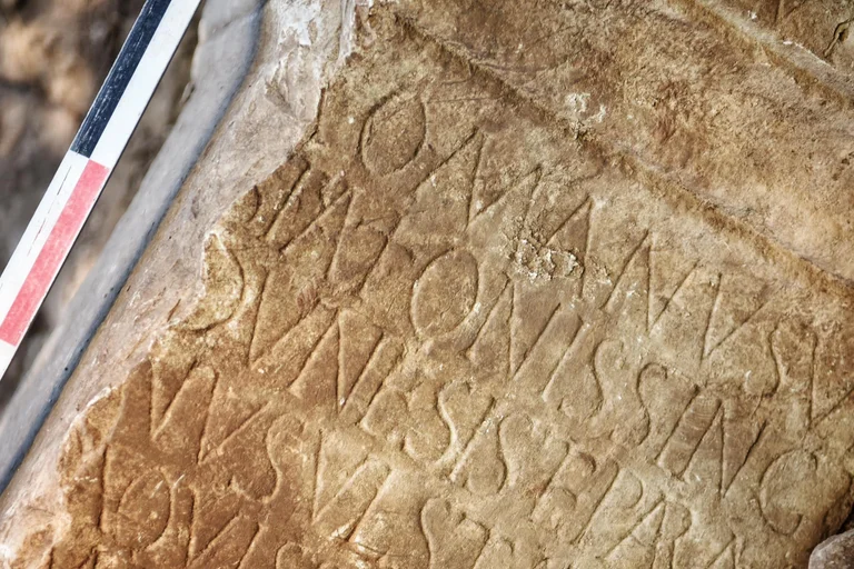 Un autel romain de la première moitié du troisième siècle est découvert dans la forteresse de Vucak à Drenas