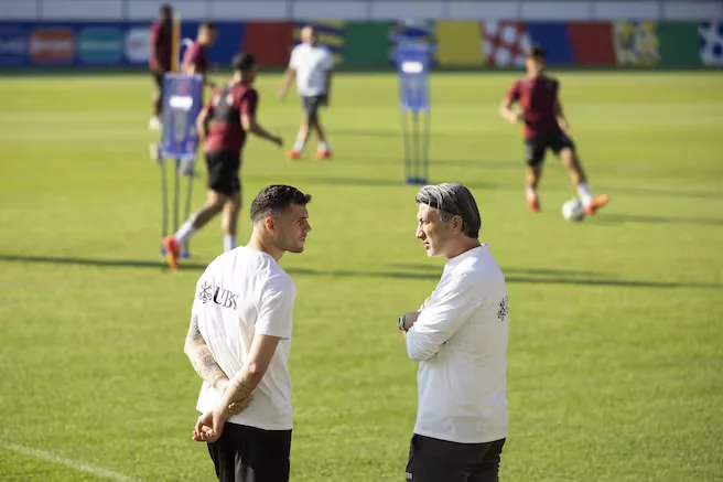 Granit Jaka and Murat Yakin analyse footballers before the match with Italy