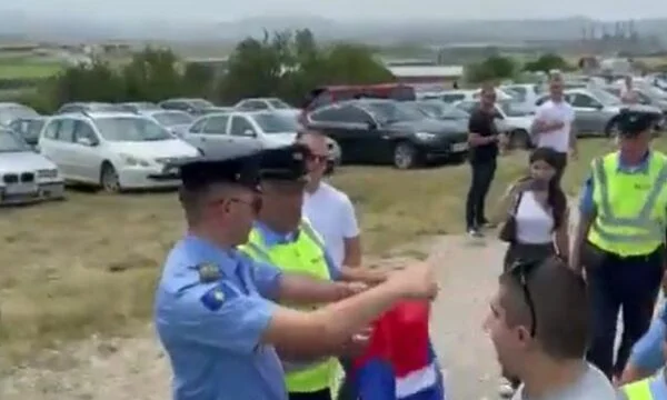 Essayé d'entrer avec le drapeau serbe à Gazimestan, la police du Kosovo capture “mate” une personne (VIDEO)
