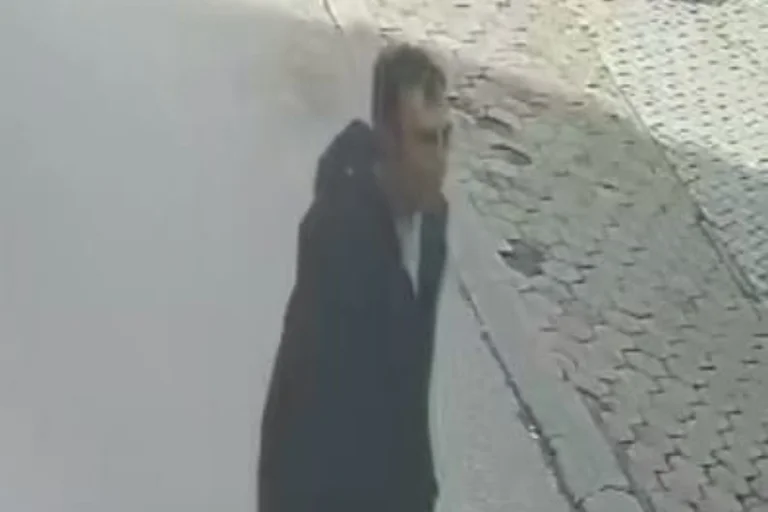 Il est recherché pour vol si vous savez que cette personne appelle la police immédiatement