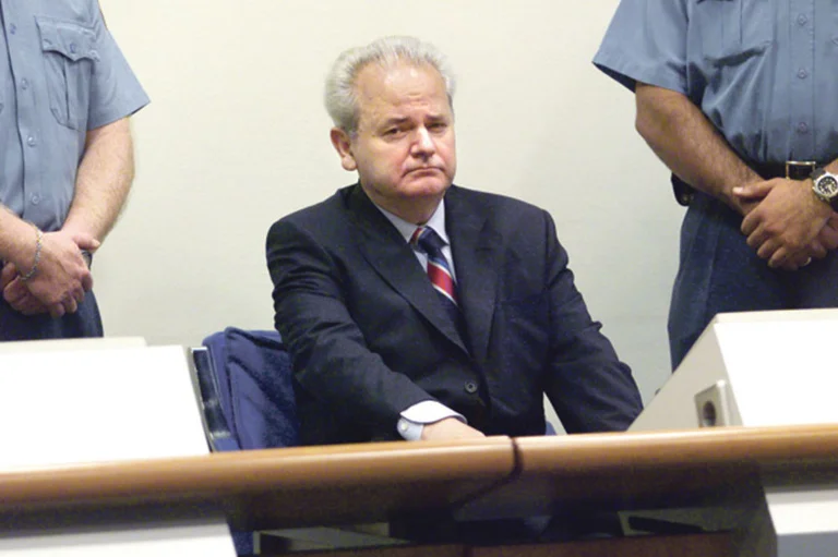 23 años de la extradición de Slobodan Milosevic a La Haya