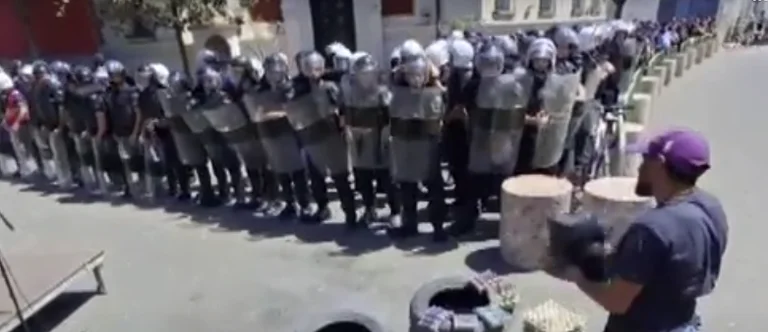 Protests in Tirana, opposition supporters bring with them capsola, eggs and tyre-Police “publish” area