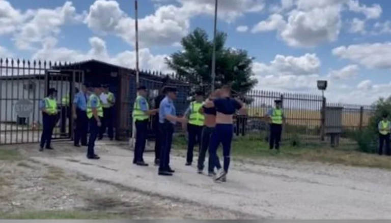 Serben beginnen Treffen in Gazimestan für “Vidovdan”, Polizei überprüfen den Eingang