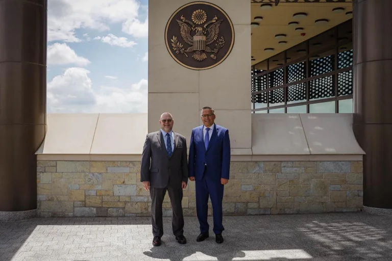 Bedri Hamza meets Hovenier, talk about developments in the country