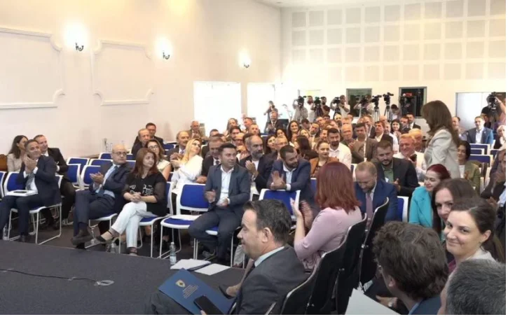 Ganimete Musliu torna nel paese dopo l'intervento, applaudito dai colleghi