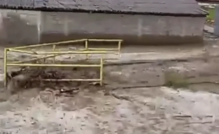 Katastrophensituation: Hochwasser im Dorf Cook von Dragash