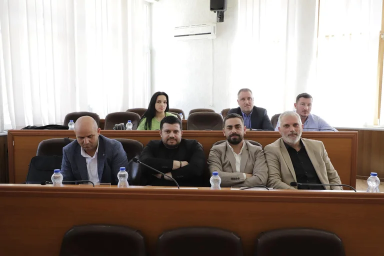 Persone in foto (VVV) lasciare 16 famiglie South Mitrovica senza un picco sulla testa