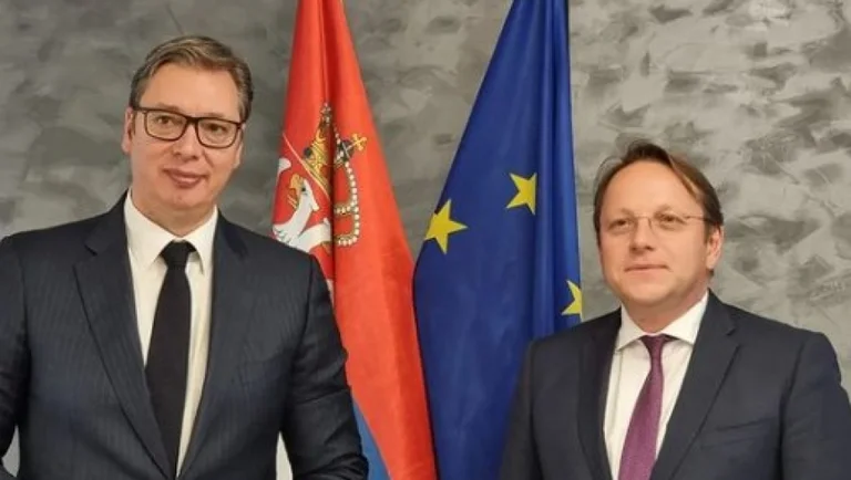 Vor der Begegnung mit Kurt trifft Vuciq mit Varhely in Brüssel