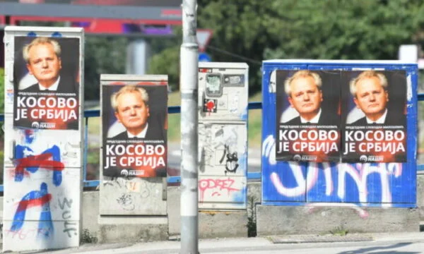 Un jour avant la réunion de Kurti-Vuchic, une plaque apparaît à Belgrade avec la photo criminelle de Milosevic et “Kosovo est la Serbie”