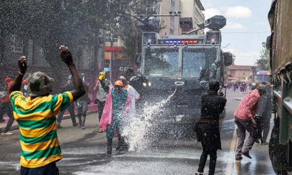 La police kényane ouvre le feu sur les manifestants alors que des foules tentent d'attaquer le Parlement