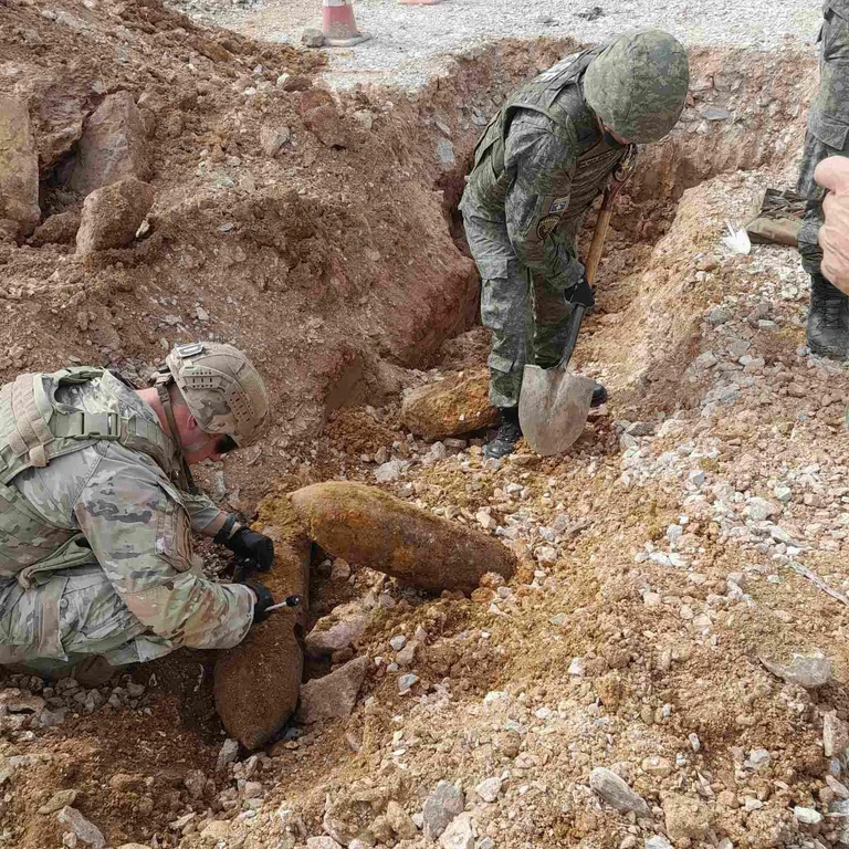 Se encuentran bombas LDB de 50 kg durante las obras en la carretera Pristina-Podujevo, dejando KSF y el equipo de Bondsteel