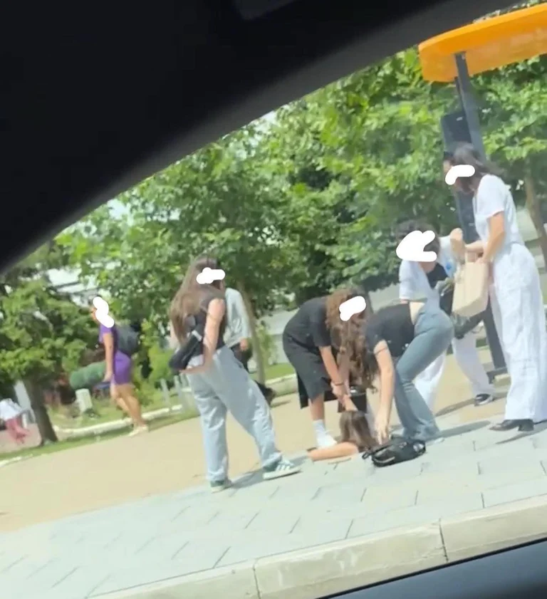 In Brunnen ein Mädchen am New Born in Pristina, ziehen die Bürger tendenziell aus