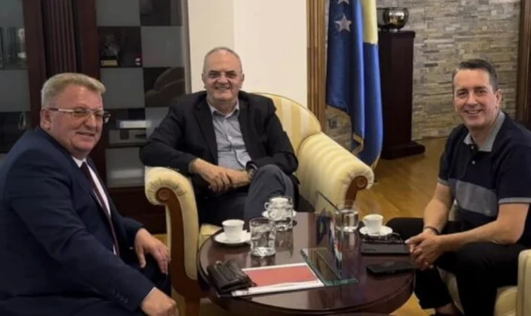 Hisen Berisha contrasta le critiche dopo l'incontro con Martin Berisha: A Commander Crossing