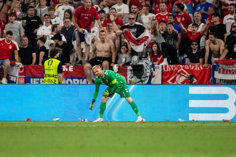 “won't raccolgono la spazzatura di altri”, Schmetichel risponde ad atti scandalosi e provocatori dei tifosi serbi