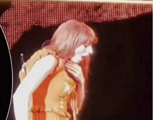 Inattendable: Taylor Swift avale le bug pendant la performance