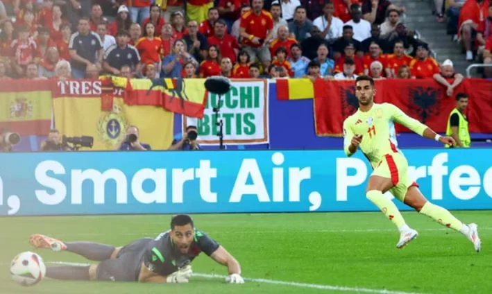 La Spagna chiude la prima gamba con un vantaggio minimo, 45 minuti di speranza per l'Albania