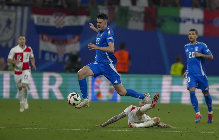 Italia segna in ultimo respiro, passa secondo in gruppo
