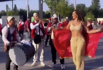 Avec un drapeau rouge et noir, Julie danse à Dusseldorf, Allemagne