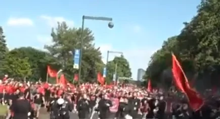 Dusseldofi “Vises” Rotkopf, Fans marschieren ins Stadion