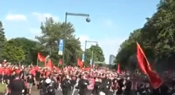 Dusseldofi “Vises” Rotkopf, Fans marschieren ins Stadion