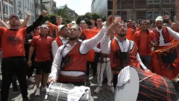 Song und Tanz in Düsseldorf, albanische Fans ziehen Spaniards