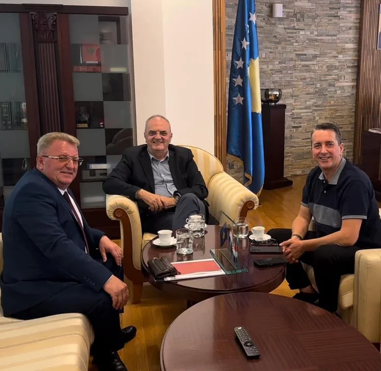 “Rritet tatimi, pasurohet Martini”, Hisen Berisha i PDK-së i han fjalët, takohet me ambasadorin Berishaj- e quan pritje vëllazërore