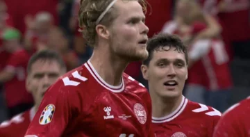 Hullmand mit einem Superdogquates Englands Score