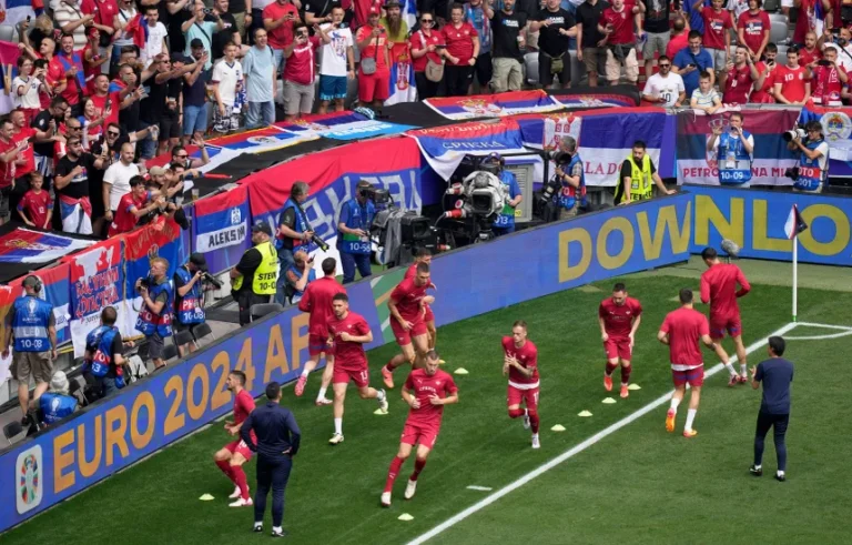 Flamuj anti-Kosovë sërish në stadiumin ku luan Serbia