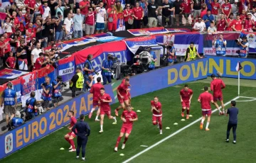 Anti-Kosovo Fahne wieder im serbischen Stadion