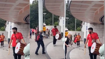 Das ältere deutsche Mädchen wird durch den Klang von Tupan gereizt, mit dem Fledermaus (VIDEO)