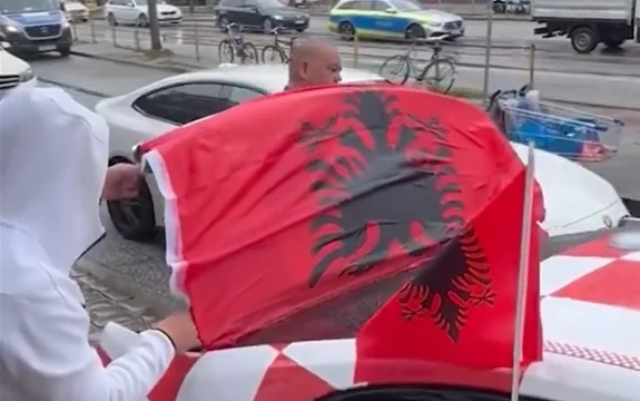 Tifozi kroat e mbulon veturën me flamurin shqiptar