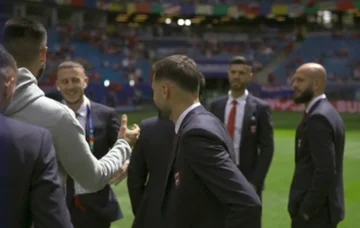 Nicht nur Fans, warme Begegnung auch zwischen kroatischen und albanischen Fußballern