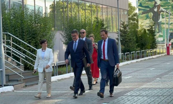 Lajçak arrrin në Qeveri, do të takohet me Bislimin
