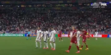 Schließen Sie das erste Stück: England superior to Serbia