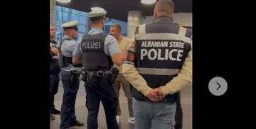 Albanien - Italien Spiel, albanische Polizei patroutiert mit deutschen Bilder der letzten Nacht