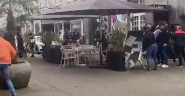 Kampf zwischen England und Serbien Fans eingreifen 22 Polizeiautos
