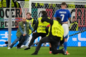 Dies ist der Fan von Skenderaj, der es geschafft hat, das Feld zu betreten und die nationalen Spieler zu begrüßen.