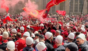 Dortund kann rot sein: Albanische Fans starten den Urlaub, mit Flaggen auf ihren Köpfen, Volkskleidung und Flaggen auf ihren Händen