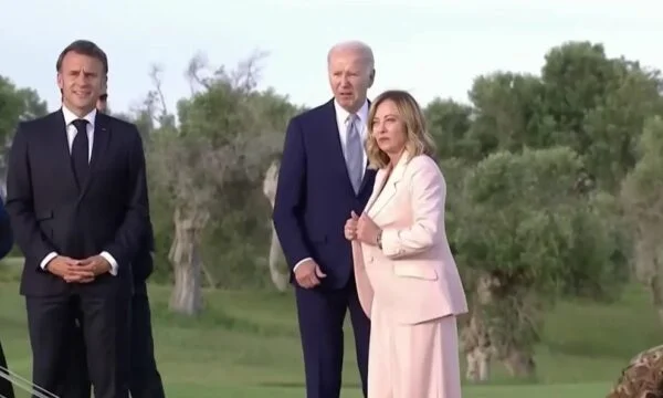 Video e çuditshme nga samiti i G7: Bidenit i humb orientimi, Meloni e tërheq afër vetes