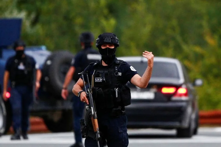 Aksioni i Policisë në veri: Në kërkim janë edhe dy persona, dyshohet se bashkëvepruan me Spasojeviqin