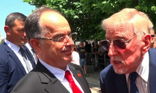 Walker: Je suis ici pour célébrer avec tous les Kosovars et d'autres communautés
