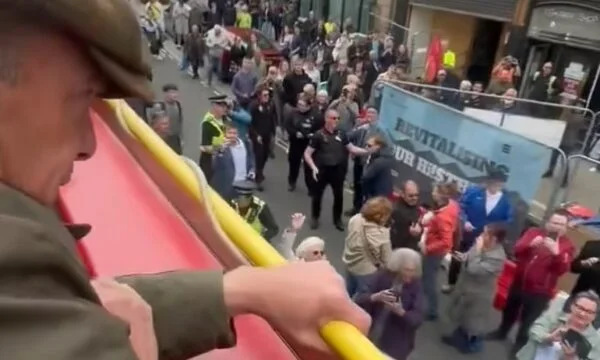 Rinomato politico britannico attaccato con cemento in città inglese